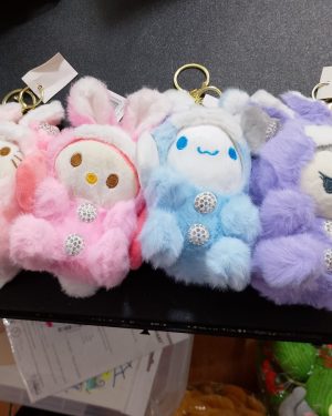 LLAVERO, AMIGOS DE HELLO KITTY CON PIJAMA DE CONEJO PELUDITO$150