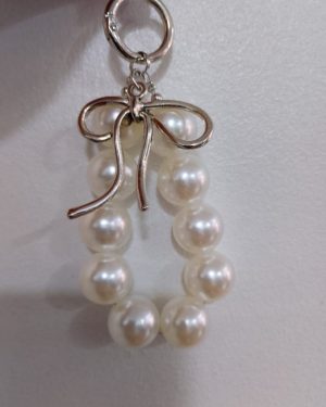 LLAVERO DE PERLAS CON MOÑO $95