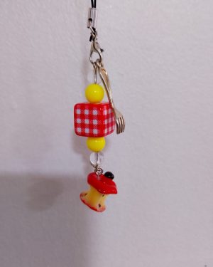 LLAVERO PARA CELULAR/ MANZANA CON DIJES ROJOS $95