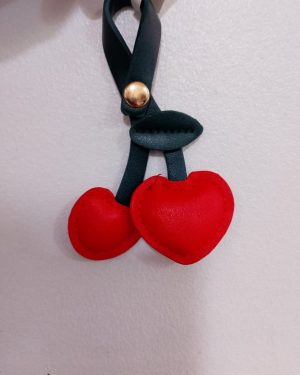 LLAVERO CON SEGURITO DE CEREZA DE TELA TIPO PIEL $89