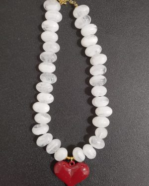 COLLAR DE PIEDRA BLANCAS CON UN CORAZON COLOR ROJO$245