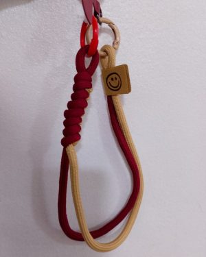 LLAVERO DE CORDONES GUINDA Y BEIGE $95