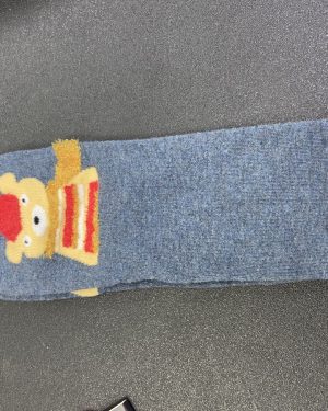 CALCETINES GRIS AZULADO CON OSO AMARILLO CON GORRO Y BUFANDA 3D $45