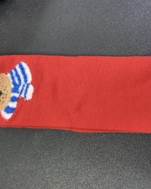 CALCETINES ROJOS CON OSO CON GORRO Y BUFANDA $45