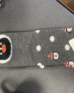 CALCETINES GRISES CON PUNTOS BLANCOS Y PINGÜINO C/ GORRO 3D $45