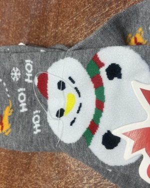 CALCETINES GRISES CON MUÑECO DE NIEVE HO!HO!HO! $45