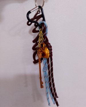 LLAVERO CON CORDONES DE AGUJETAS Y DIJES $169