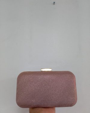 BOLSA DE MANO BRILLOSA CON CORREA DE CADENA ZESTINI $450