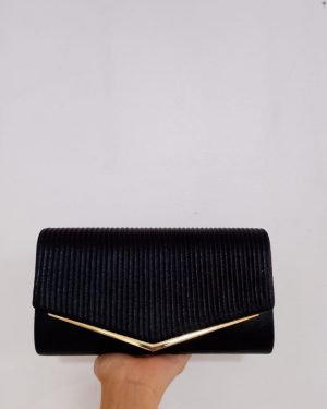 BOLSA DE MANO TAPA CON DETALLE DORADO MOD B916