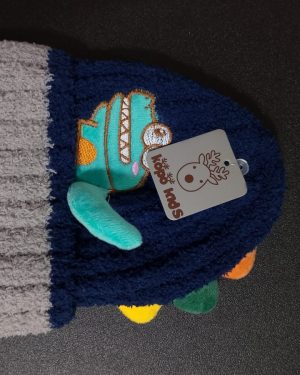 GORRO PARA NIÑO CON PELAJE TIPO BORREGO CON FIGURA DE COCODRILO KOPO KIDS$245