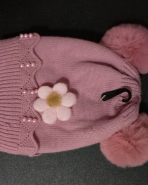 GORRO DE NIÑA CON PERLITAS Y PONPONES $195
