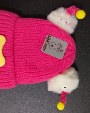 GORRO PARA NIÑA TIPO TEJIDO CON UNA BOCA, DOS BOLITAS POMPOSAS CON OJOS Y COTONETES KOPO KIDS$199