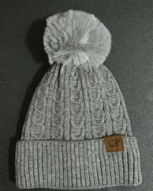 GORRO CON CUADRADOS, POMPON Y PELUDITO POR LA PARTE DE ADENTRO CON LOGO DE CP$245