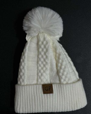 GORRO DE PUNTOS CON DOS TRENZAS A LOS LADOS, UN POMPON Y PELUDITO EN LA PARTE DE ADENTRO CON LOGO DE CP$245