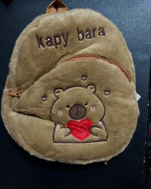 MOCHILA DE PELUCHE CAPIBARA CON CORAZON ROJO $299