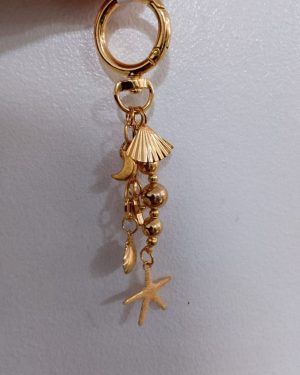 LLAVERO DE MAR CON DIJES DE CONCHAS COLOR DORADO $95