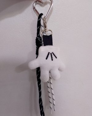LLAVERO MICKEY CON CORDONES BLANCO & NEGRO $199