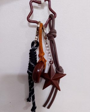 LLAVERO DE ESTRELLA CON CORDONES $150.00