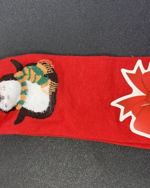 CALCETINES ROJOS CON PINGÜINO CON GORRO VERDE "3D" $45