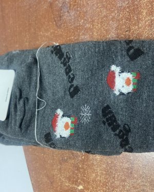 CALCETINES GRISES CON PINGÜINOS NAVIDEÑOS $45