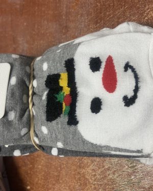 CALCETINES GRISES CON PUNTOS BLANCOS C/ MUÑECO DE NIEVE CON SOMBRERO $45
