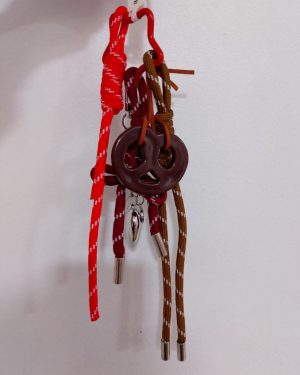 LLAVERO DE PRETZEL CON CORDONES $150