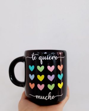 TAZA NEGRA "TE QUIERO MUCHO" CON CORAZONES $245