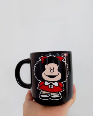 TAZA NEGRA MAFALDA $245