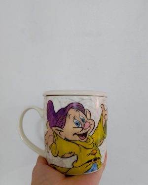 TAZA DISNEY ENANITO DE BLANCA NIEVES CON TAPA