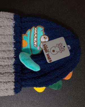 GORRO PARA NIÑO CON PELAJE TIPO BORREGO CON FIGURA DE COCODRILO KOPO KIDS$245