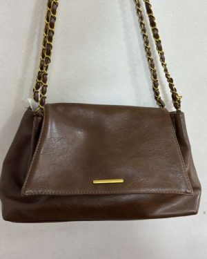 BOLSA COLOR CAFE TIPO PIEL$499