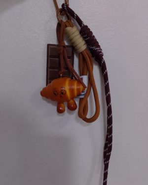LLAVERO CAFE CON CORDONES Y DIJES DE CHOCOLATE Y CUERNITO $199