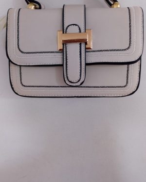 BOLSA DE DAMA COLOR HUESO CON DETALLES DORADOS Y NEGROS $399