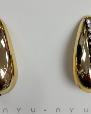Arete de gota con franja central decorada con cristales brillantes incrustados.