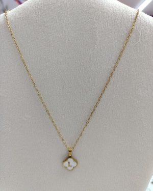 COLLAR DIJE DE TREBOL CON INICIAL "L" FONDO BLANCO ACERO INOXIDABLE $95